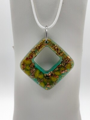 Hanger groen met limegroene siersteentjes en gouden glitter Hanger groen met limegroene siersteentjes en gouden glitter