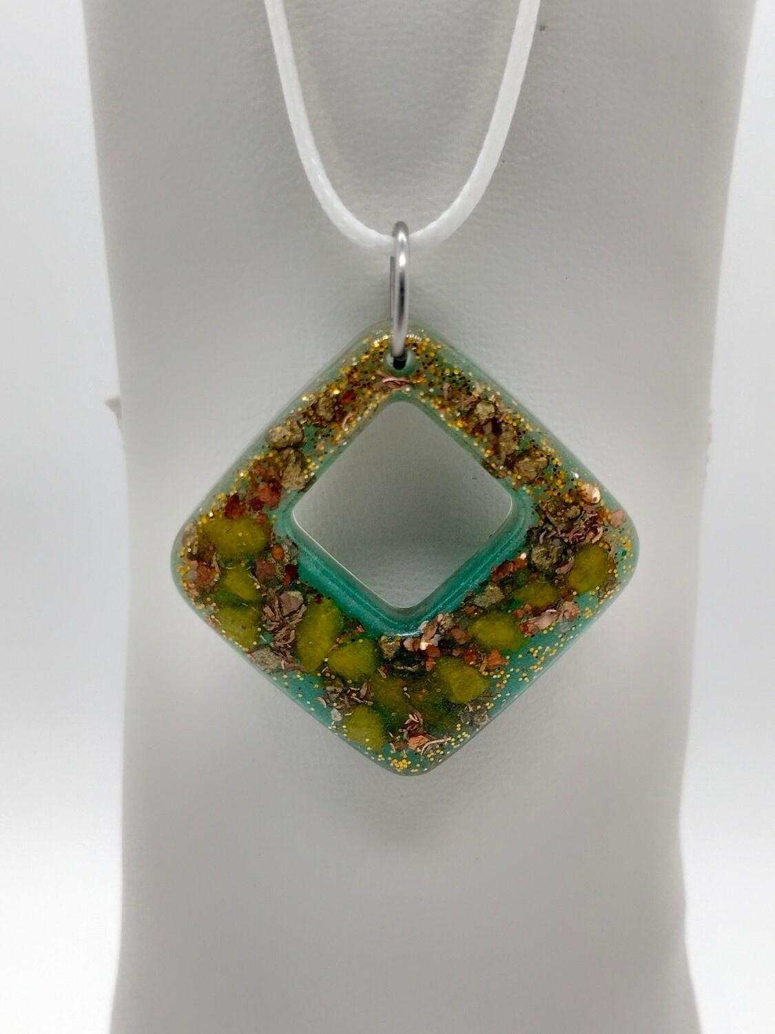 Hanger groen met limegroene siersteentjes en gouden glitter Hanger groen met limegroene siersteentjes en gouden glitter