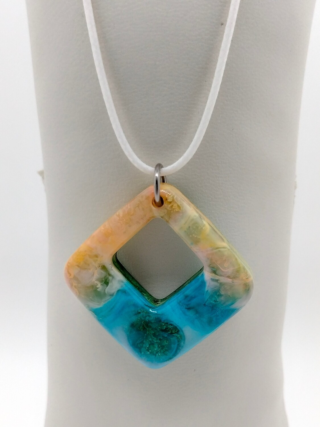 Hanger met unieke geel/groene effecten Hanger met unieke geel/groene effecten