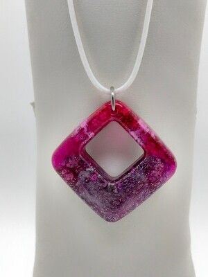 Hanger paars/roze/zilver met paarse siersteentjes Hanger paars/roze/zilver met paarse siersteentjes