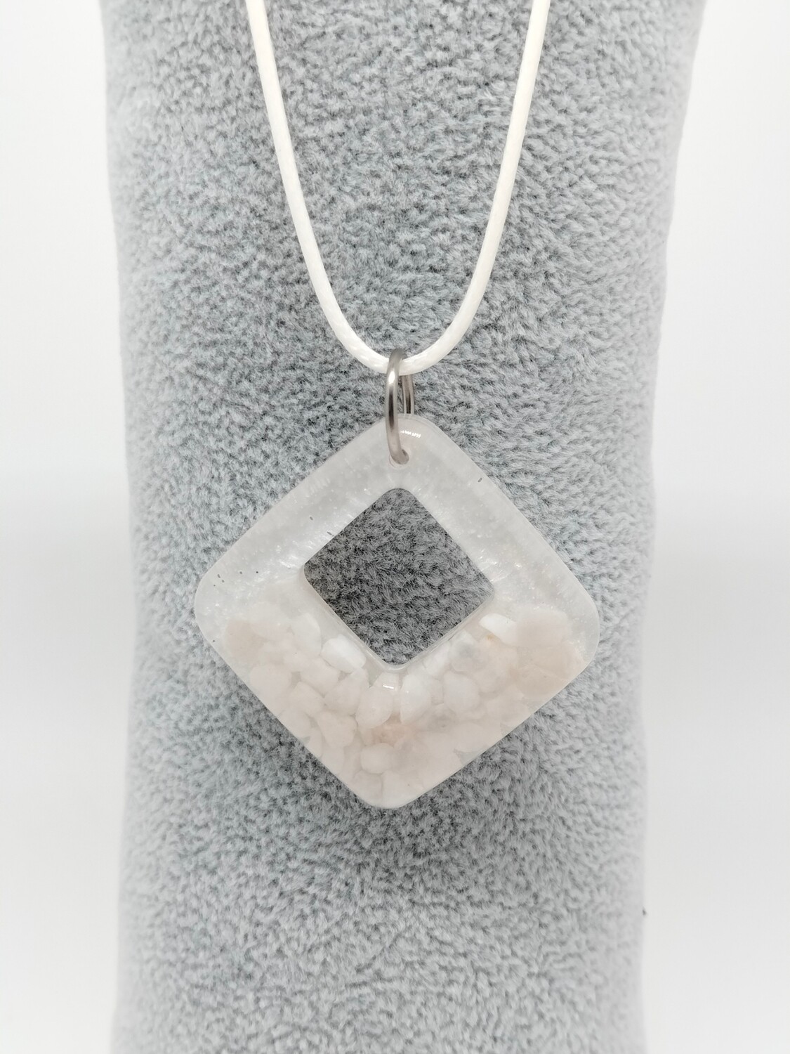 Hanger wit met witte siersteentjes