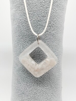 Hanger wit met witte siersteentjes Hanger wit met witte siersteentjes