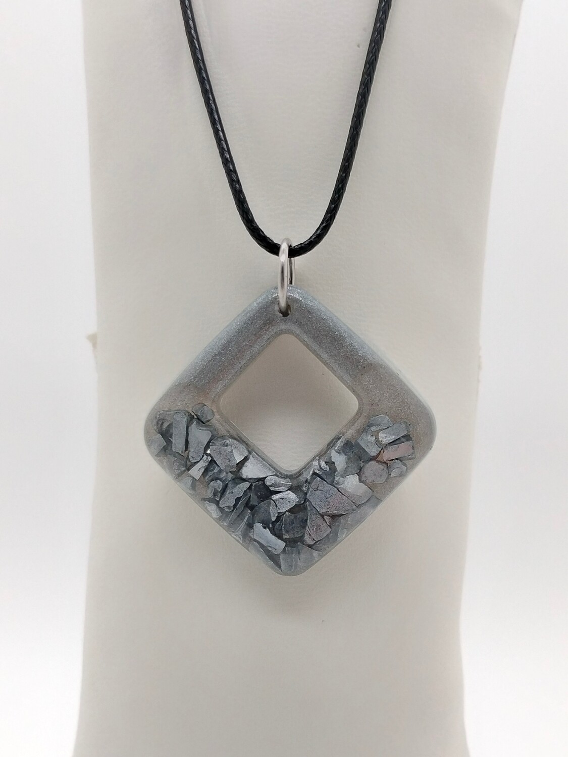 Hanger zilvergrijs met zilveren siersteentjes Hanger zilvergrijs met zilveren siersteentjes