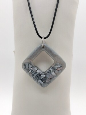 Hanger zilvergrijs met zilveren siersteentjes Hanger zilvergrijs met zilveren siersteentjes