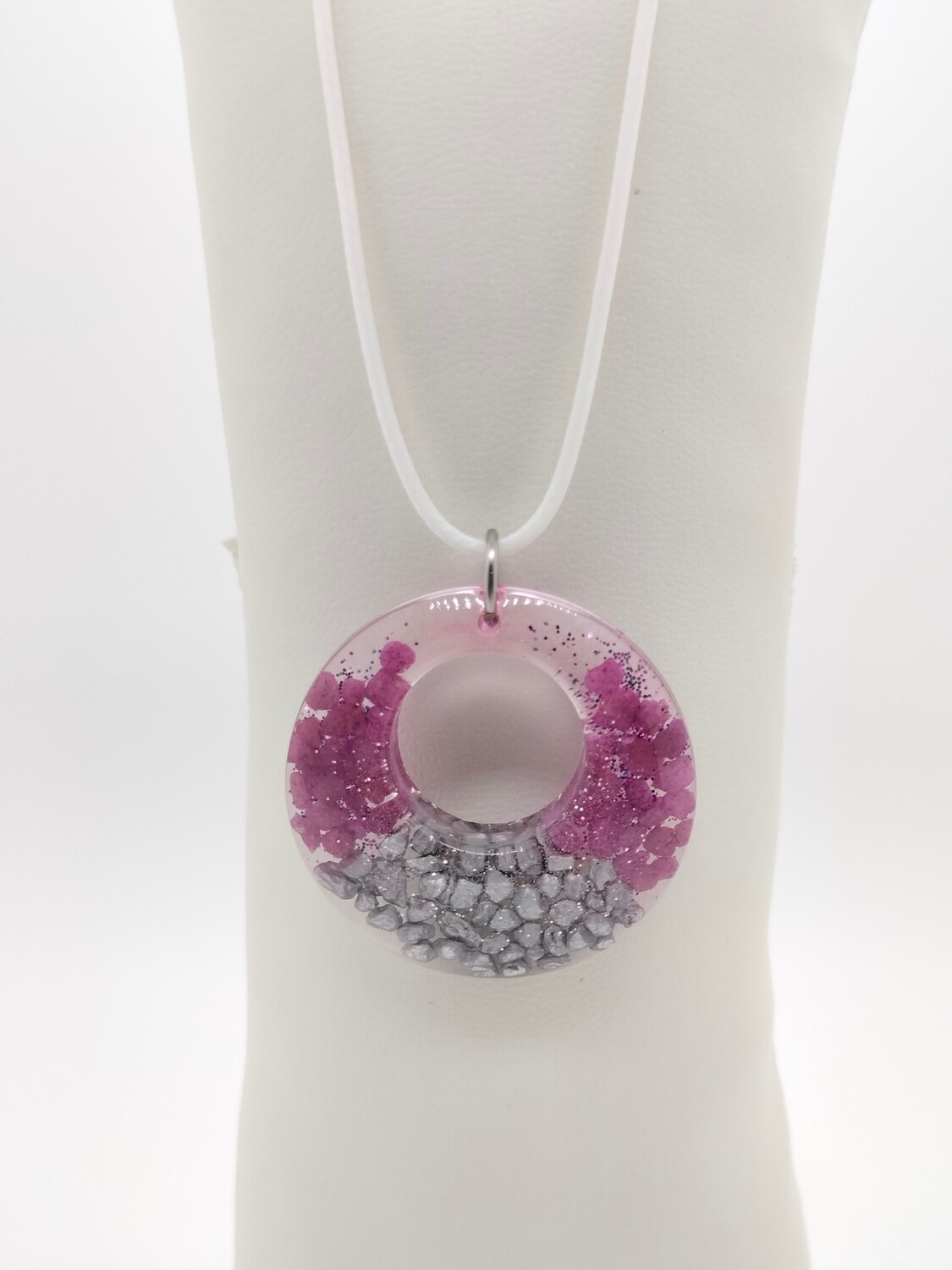 Hanger met paarse en zilveren siersteentjes