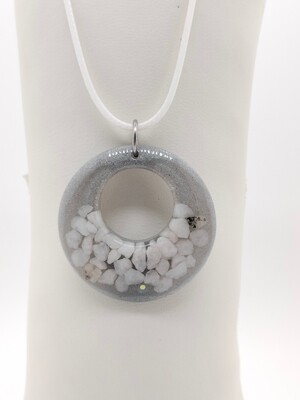 Hanger zilvergrijs met witte siersteentjes