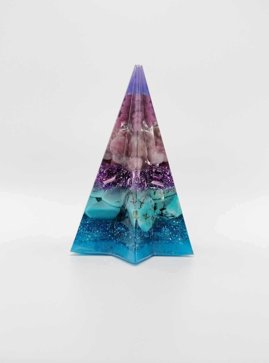 Stervormige orgonite pyramide met lepidoliet, turkoois en paarse siersteentjes