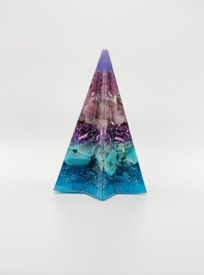 Stervormige orgonite pyramide met lepidoliet, turkoois en paarse siersteentjes Stervormige orgonite pyramide met lepidoliet, turkoois en paarse siersteentjes