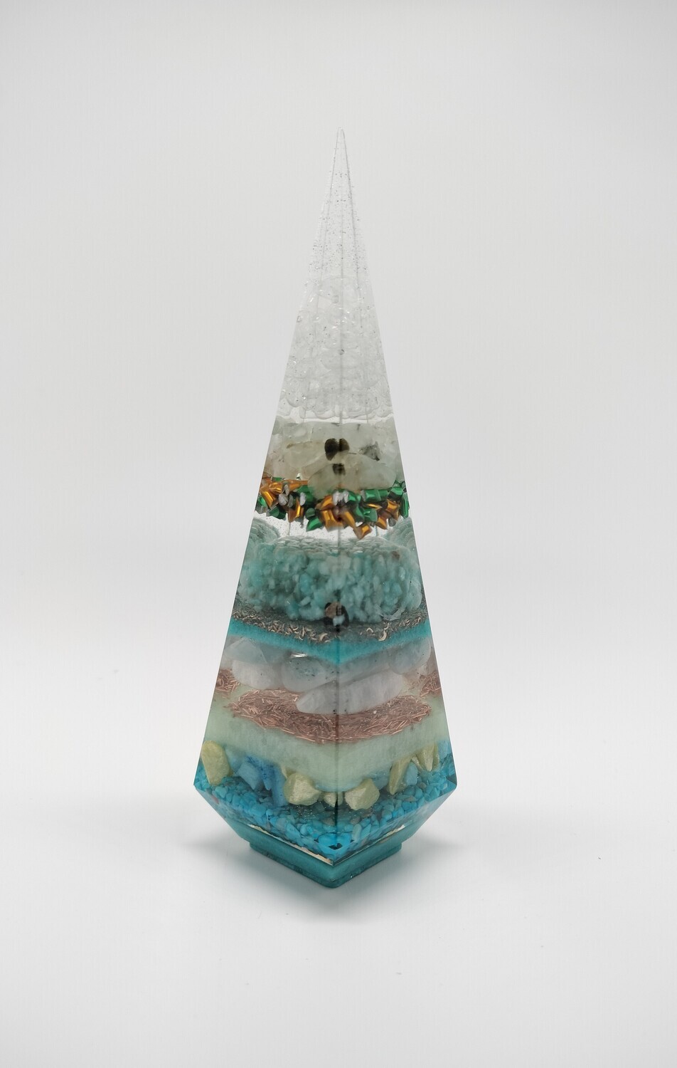 Hoge puntige orgonite pyramide Aqua