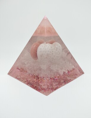 Orgonite pyramide XL LOVE met rozenkwarts en bergkristal Orgonite pyramide XL LOVE met rozenkwarts en bergkristal