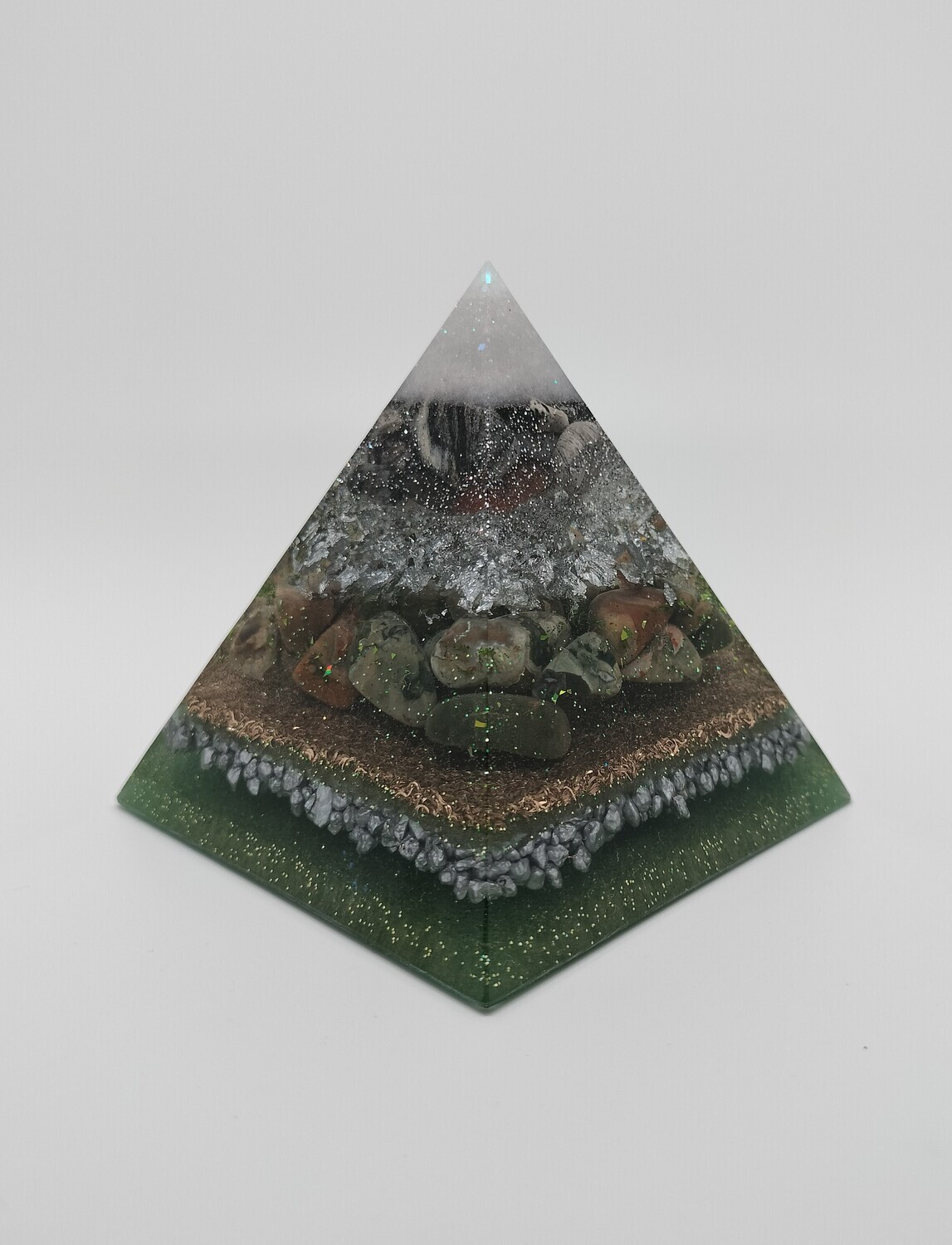 Orgonite pyramide Silver Green met silver leaf jaspis en rainforest jaspis