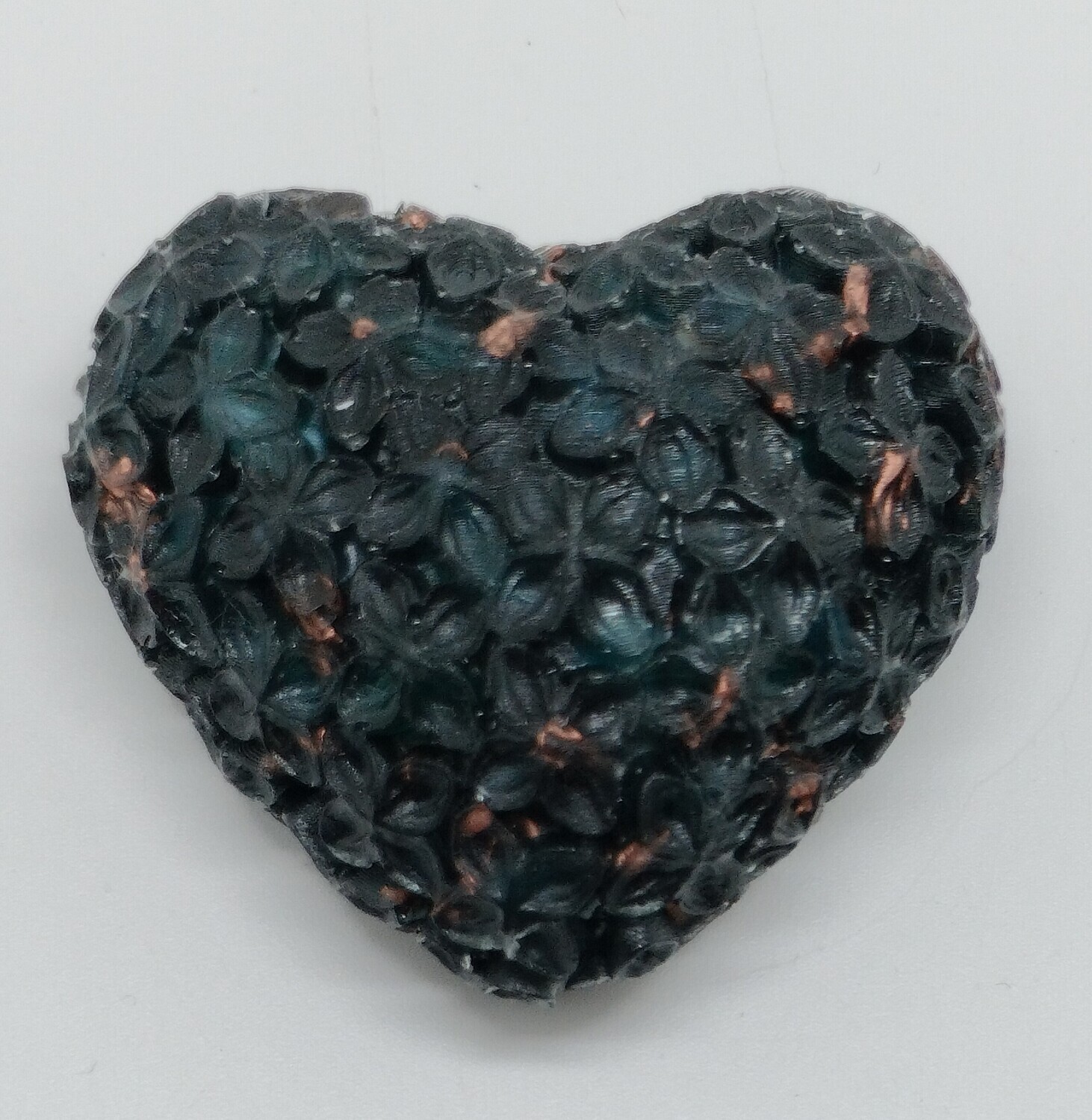 Orgonite hart met reliëf M donkergroen (agaat groen)