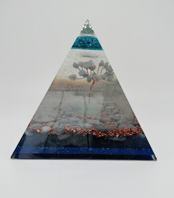 Orgonite piramide XL met aquamarijnboompje Orgonite piramide XL met aquamarijnboompje
