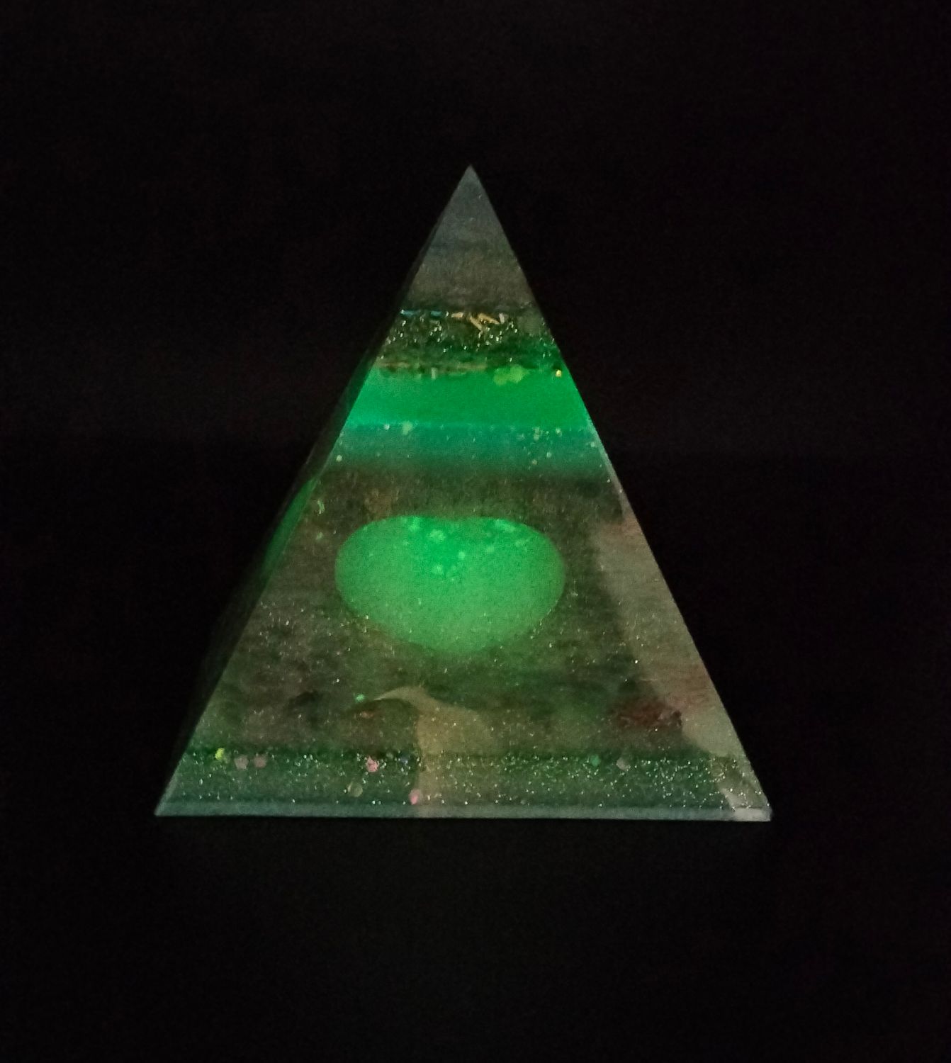 Orgonite pyramide XL Glow in the Dark
