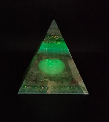 Orgonite pyramide XL Glow in the Dark Orgonite pyramide XL Glow in the Dark