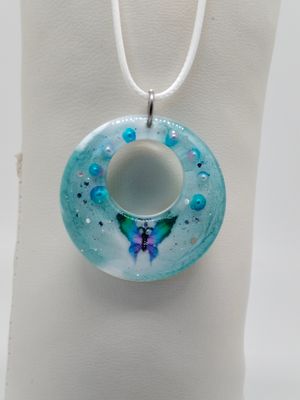 Hanger met vlinder, pareltjes en wit blauwe effecten