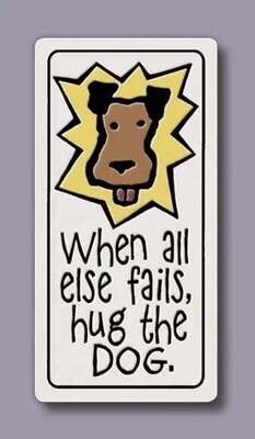977 MAGNET HUG THE DOG