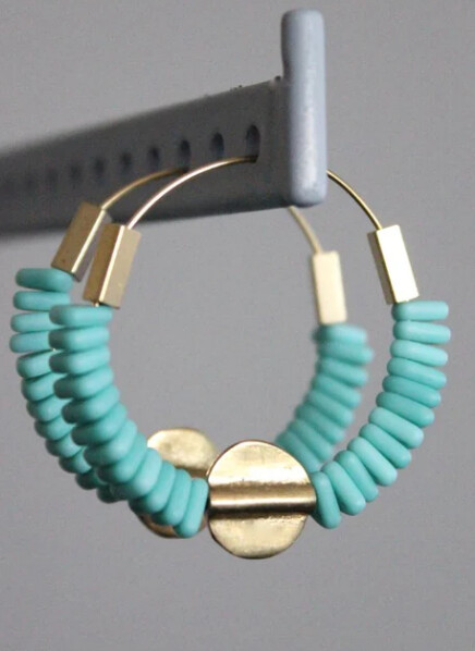 TURQUOISE GLASS AND BRASS HOOP EARRINGS VRDE12