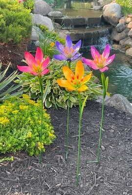 X718 LILY METAL FLOWER STAKE - ASSORTED COLORS