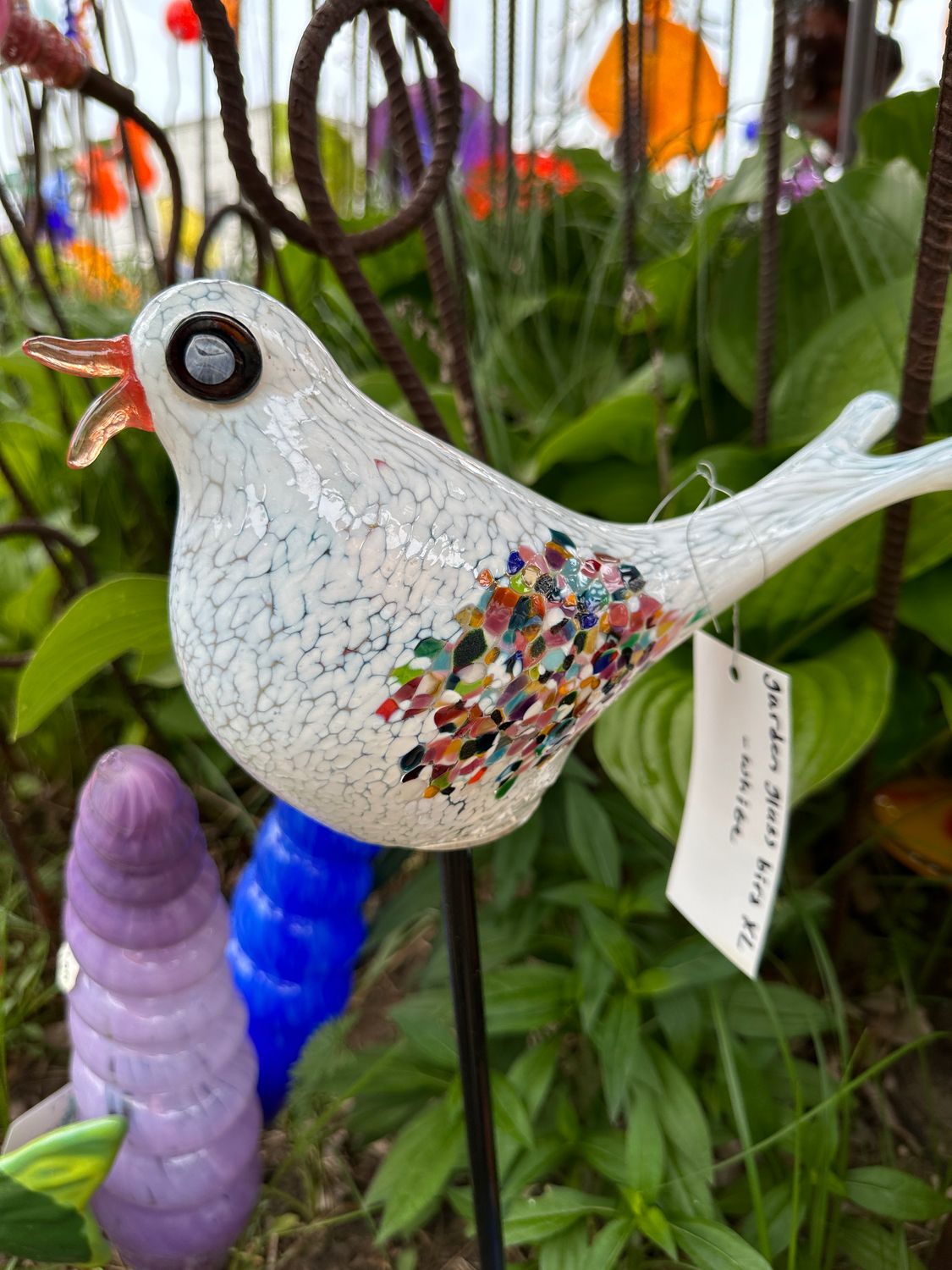 PAINTED GARDEN GLASS BIRD WITH STAKE XL - WHITE