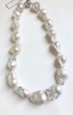 LARGE BAROQUE PEARL NECKLACE