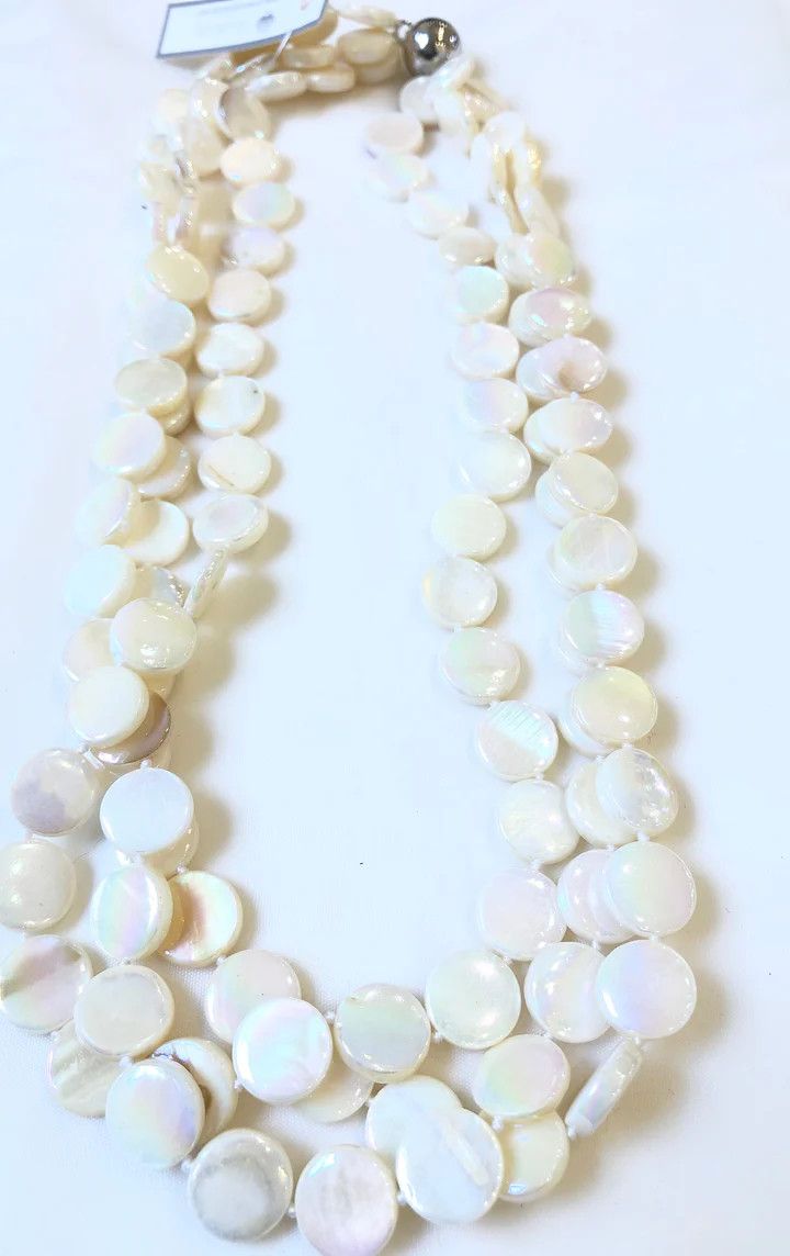 3 STRAND MOTHER OF PEARL NECKLACE W/ MAGNET CLASP - CREAMY WHITE