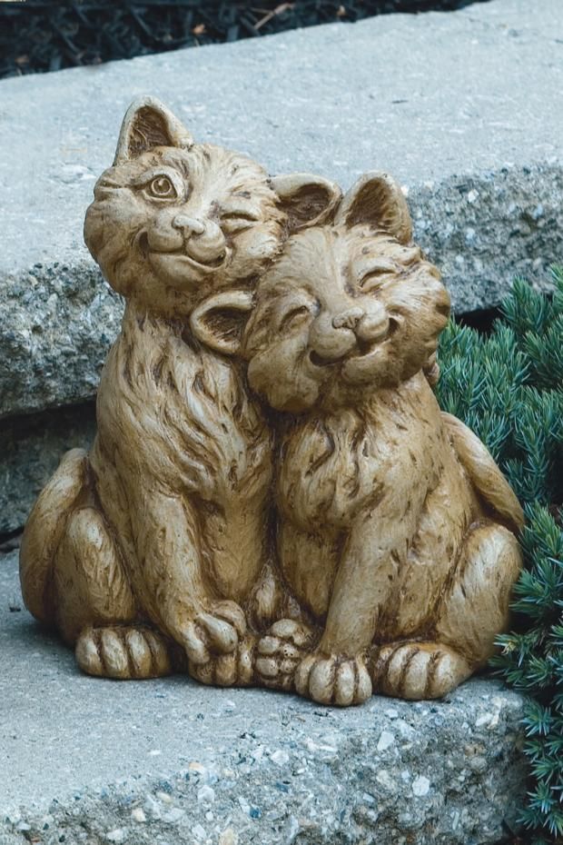 PLAYMATES - STONE CATS GARDEN STATUE | CLASSIC AMBER FINISH