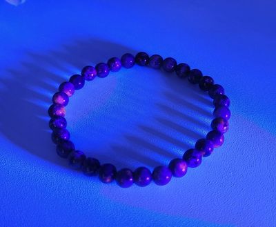 Yooperlite Stretchable Gemstone Bracelet 6mm (UV Reactive)