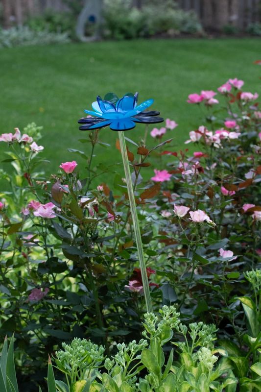 DIAMOND LOTUS 36" TALL ACRYLIC GARDEN STAKE (BLUE)