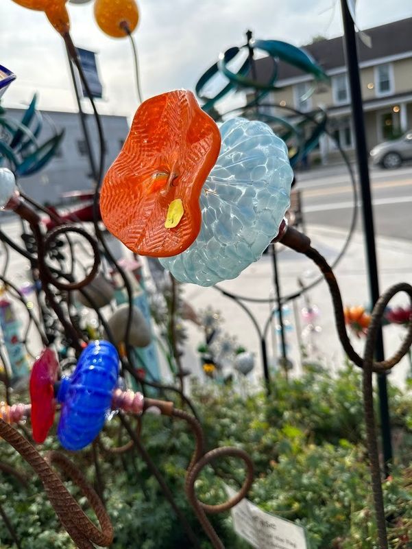 POPPY FEEDER - GARDEN GLASS SCULPTURE