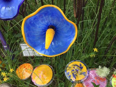 FANCY FLOWER GARDEN GLASS SCULPTURE