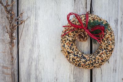 Close-up of the seed wreath's texture featuring a mix of sunflower seeds, nuts, and dried fruit.