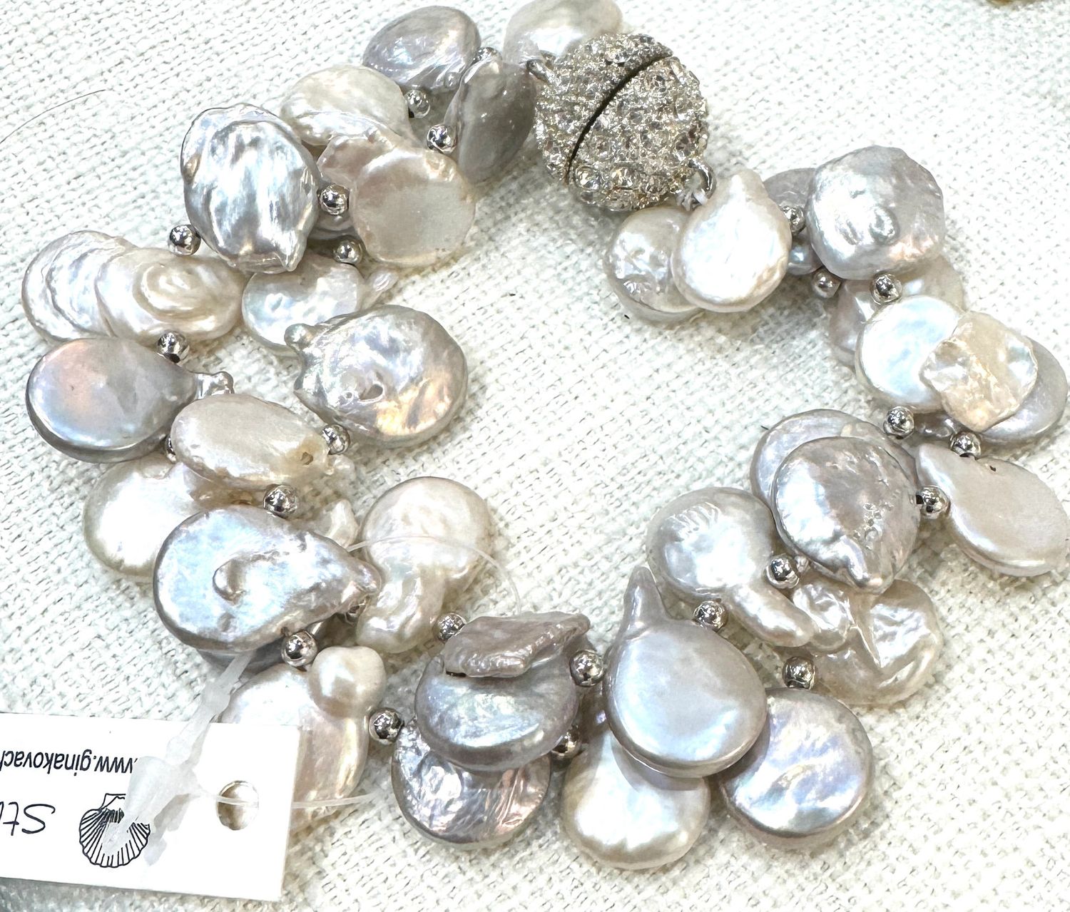 TEARDROP PEARL TWIST BRACELET - GREY / WHITE