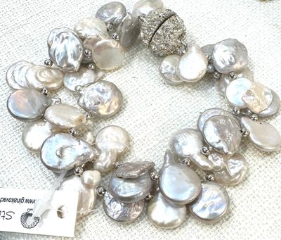 TEARDROP PEARL TWIST BRACELET - GREY / WHITE
