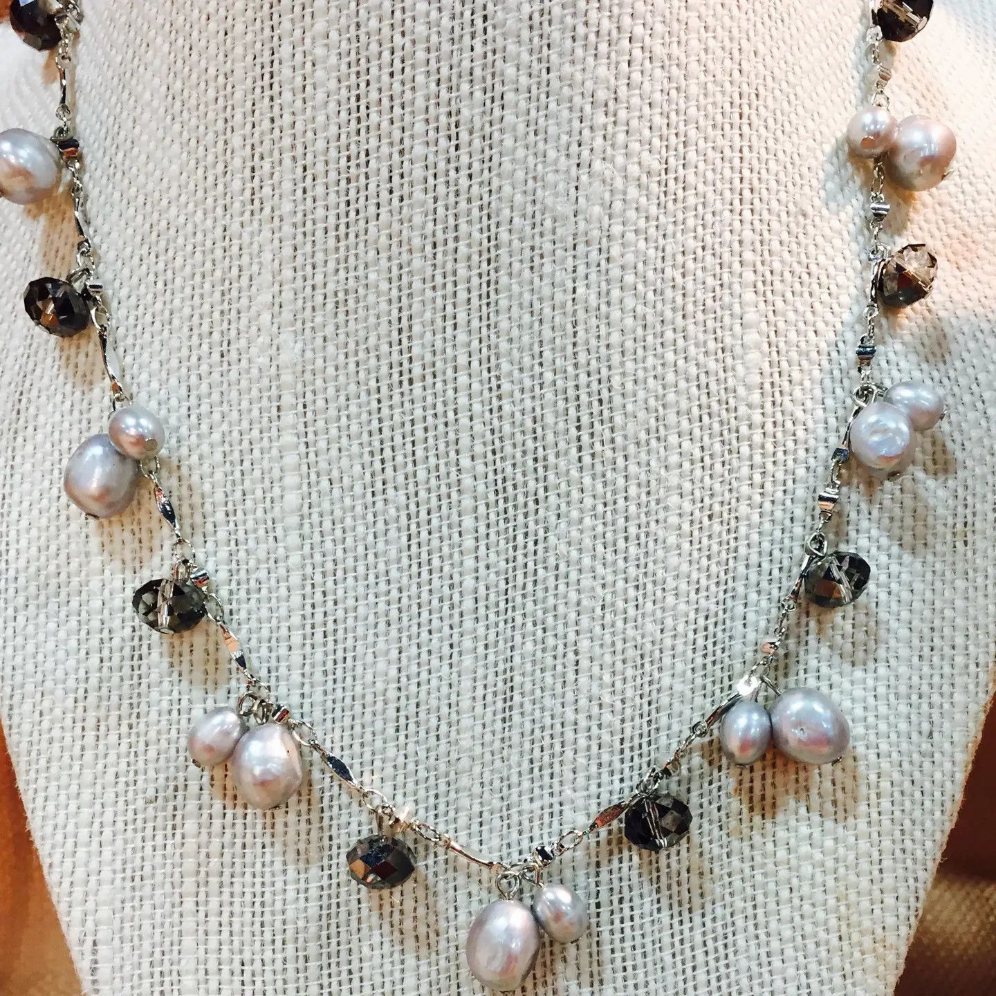 PEARL DANGLE NECKLACE - GREY