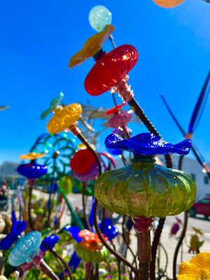 POPPY FEEDER - GARDEN GLASS SCULPTURE
