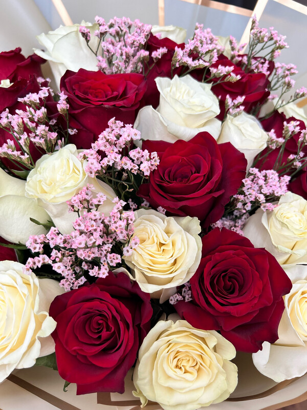 Ramo de 36 rosas blancas y rojas.