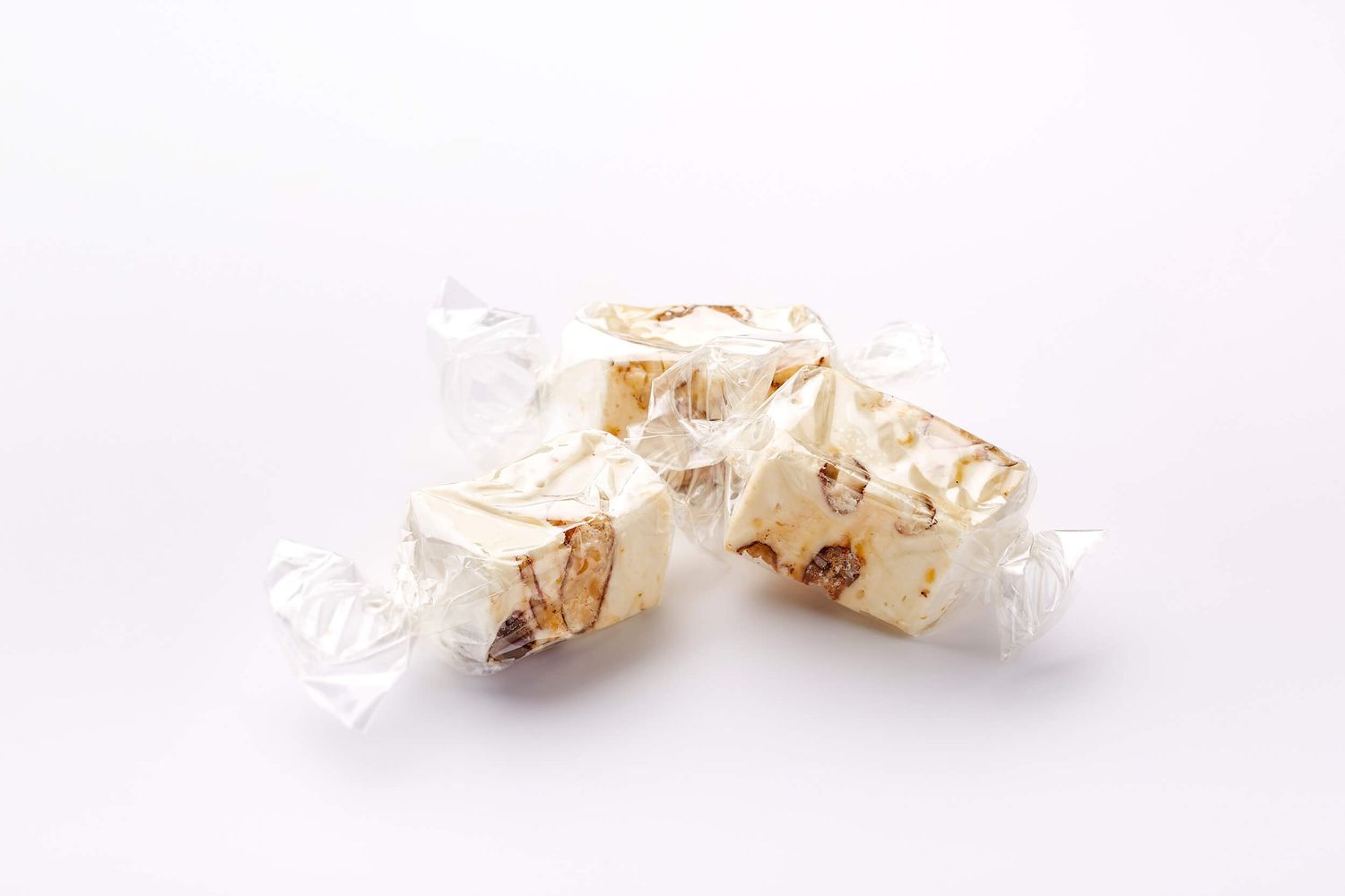 Bílý nugát v Flowpacku, 4 druhy po 2 kouscích,  sáček cca 67 g