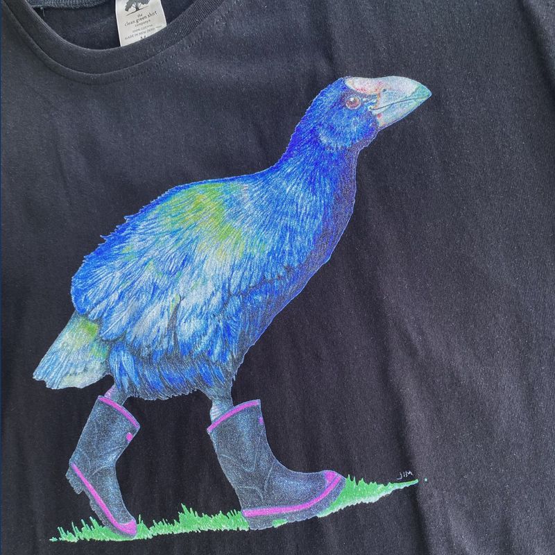 T-Shirt: takahē in gumboots, black, mens
