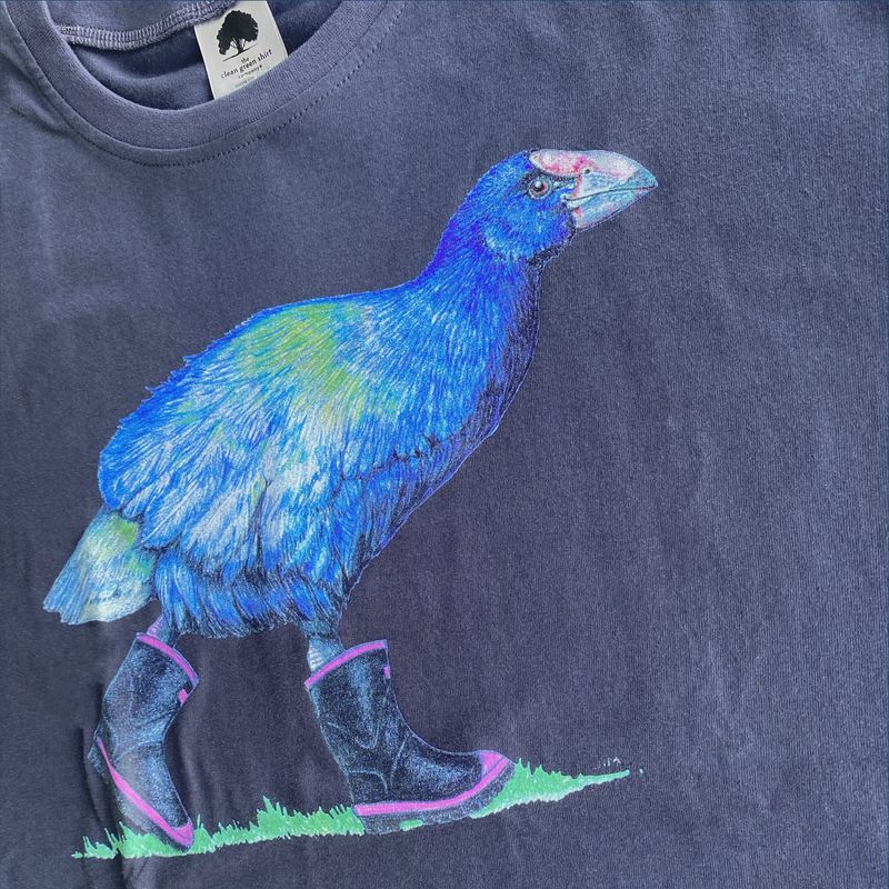 T-Shirt: takahē in gumboots, jakata, mens