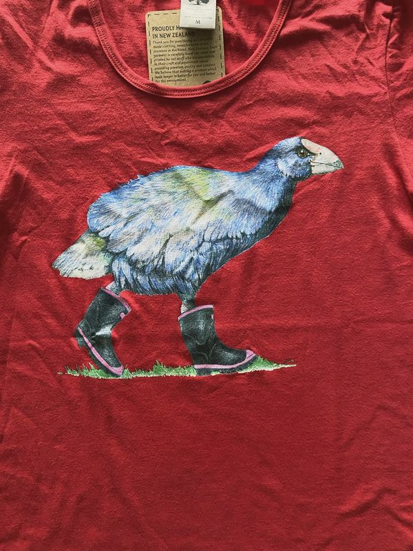 T-Shirt: takahē in gumboots, red, womens