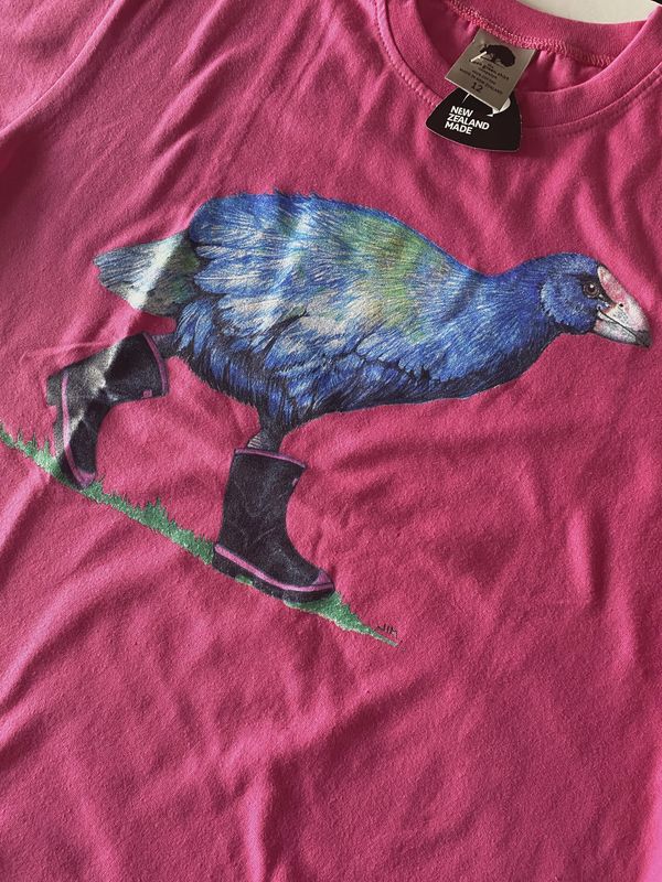 T-Shirt: takahē in gumboots, fushia, kids