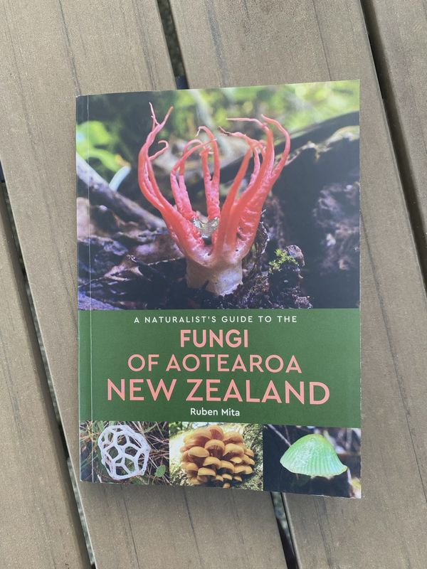 A Naturalist's Guide to the Fungi of Aotearoa New Zealand