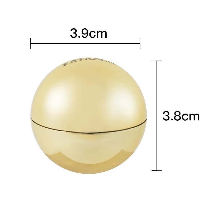 Organische, herbal, vegan voedende goudkleurige lip balm bal.