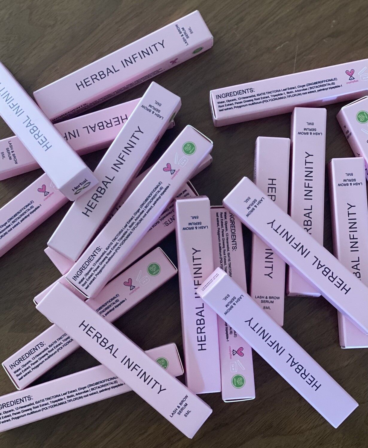 Wimper, Wenkbrauw Groei Serum - Een wimper groei serum dat werkt - Vegan en olievrij Wimper en wenkbrauw groeiserum - Wimper groeiserum met natuurlijke ingrediënten. - 8 ml