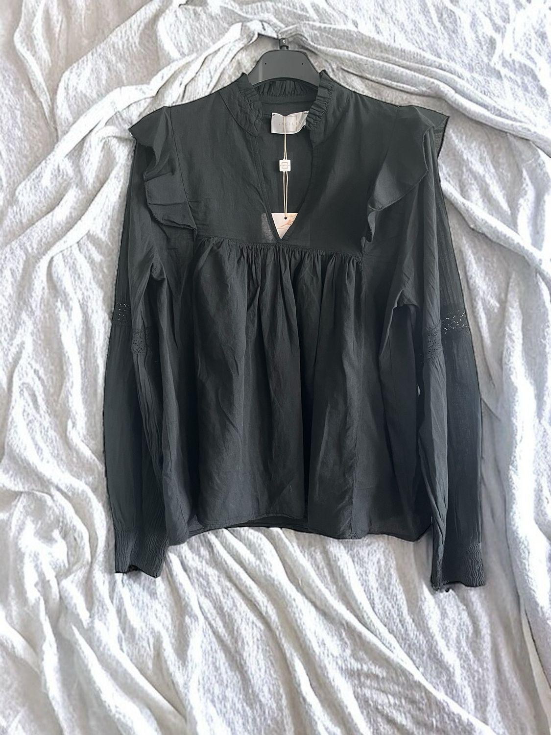 Frivole Top - Luchtige Top - Zwarte Top -Top met lange mouwen - Losse top - Top voor dames - Top voor vrouwen - Zwarte Blouse