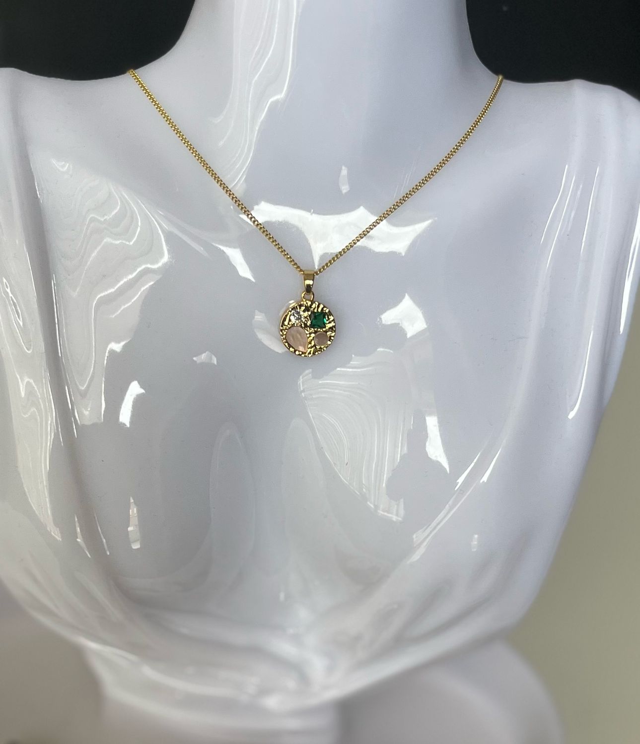 Ronde Pendant Met Groene Emerald En Witte Parel