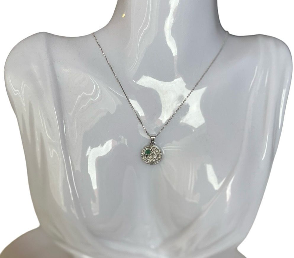 Ronde Pendant Met Groene Emerald En Witte Parel