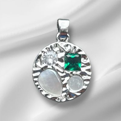 Ronde Pendant Met Groene Emerald En Witte Parel
