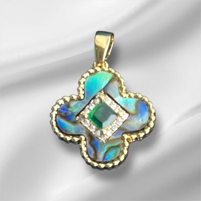Kruis Pendant - Mooie Kruisvormige Pendant Met Groene Steen - 18 Kt Goud Platina